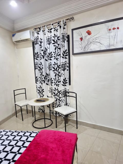 Bed, Photo of the whole room, Seating area, air conditioner