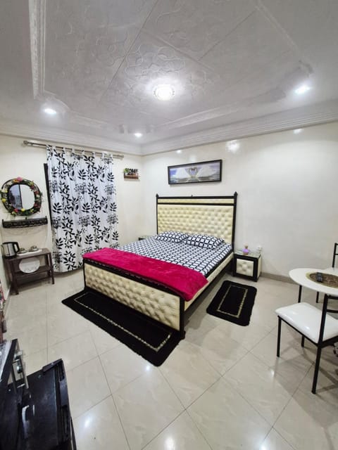 Bed, TV and multimedia, Bedroom