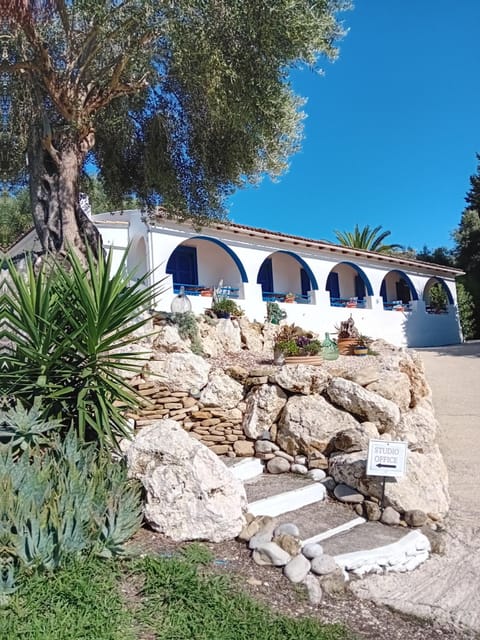 Property building, Garden, Garden view, Parking