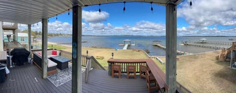 Patio, Day, Natural landscape, Activities, View (from property/room), Balcony/Terrace, Seating area, River view, Sea view