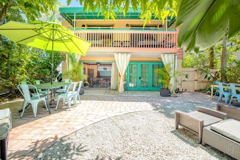 100 percent Private, Tiki-Bar, 250steps to Beach and Village! House in Siesta Beach