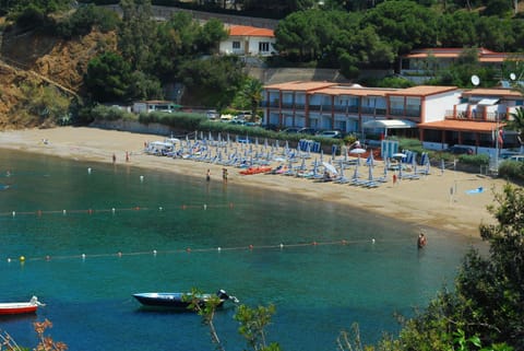 Facade/entrance, Day, Beach, Area and facilities