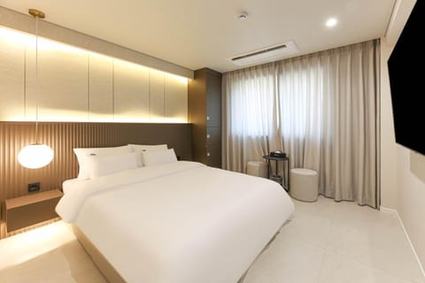 Bed, TV and multimedia, Bedroom