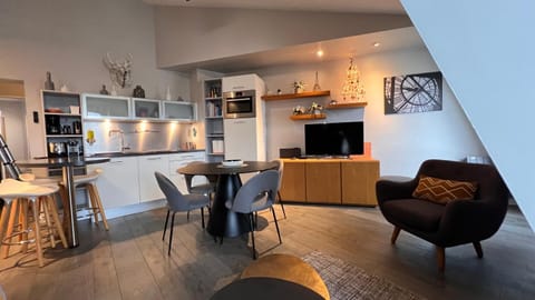 TV and multimedia, Living room, Seating area, Dining area
