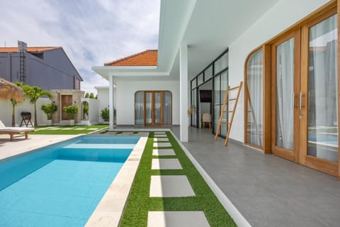 Villa Zoja 2 Canggu, 4 mins to Beach, Pererenan Villa in North Kuta