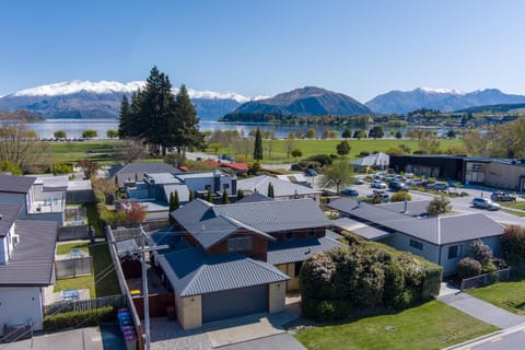 Property building, Bird's eye view, Lake view, Mountain view, Street view, Location, Parking