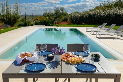 Day, Dining area, Food, Pool view, Swimming pool