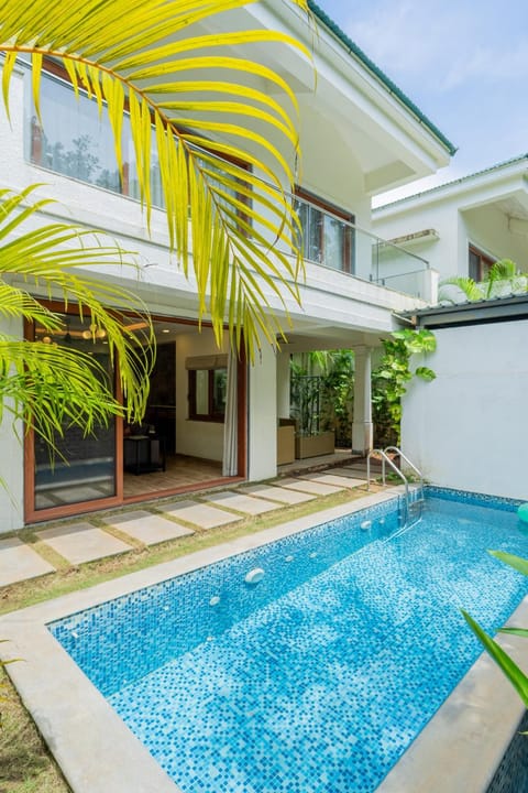 Property building, Day, Garden, Garden view, Pool view, Swimming pool, sunbed
