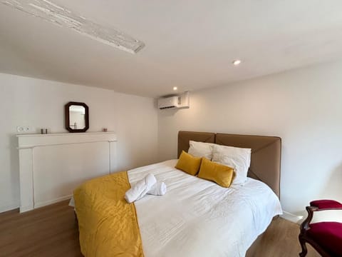 Bed, Photo of the whole room, Bedroom, towels, air conditioner