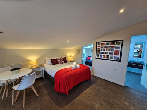 Bed, Dining area, Bedroom