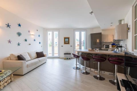 Vita del borgo di mare WiFi Aria Cond Possibilità di box Apartment in Noli