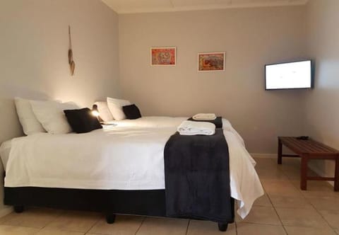 Bed, TV and multimedia, Bedroom