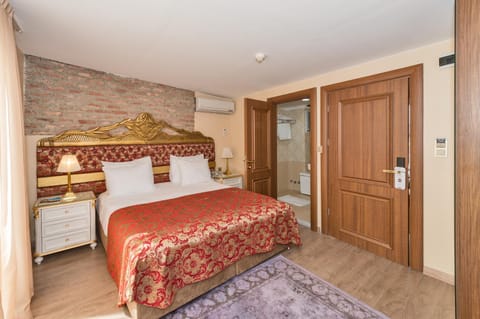 Spring, Winter, Summer, Bathroom, Photo of the whole room, Decorative detail, Autumn