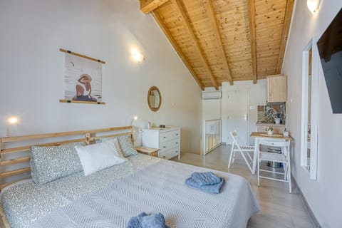 Bed, Kitchen or kitchenette, Living room, Dining area
