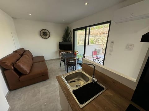 Appartement neuf centre du village Apartment in Le Puy-Sainte-Réparade