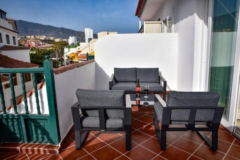 Property building, Natural landscape, View (from property/room), Balcony/Terrace, Balcony/Terrace, Dining area, Mountain view