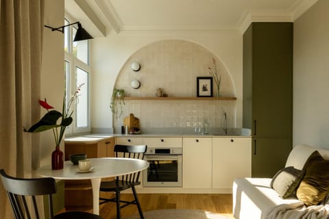 Kitchen or kitchenette, Living room, Seating area, Dining area, stove