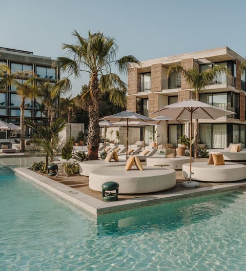 Property building, Day, Pool view, Swimming pool, sunbed