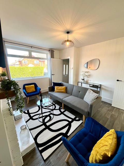Day, Living room, Photo of the whole room, Seating area, Family, Quiet street view, fireplace, furniture, internet