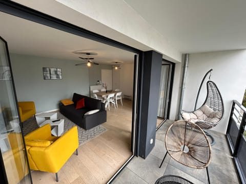 Balcony/Terrace, Living room, Seating area, Dining area, internet