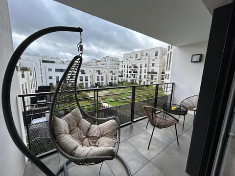 Balcony/Terrace, Living room, Seating area, Dining area, Garden view, internet