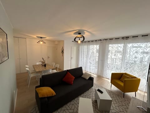 Living room, Seating area, Dining area, internet