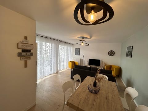 Living room, Seating area, Dining area, internet