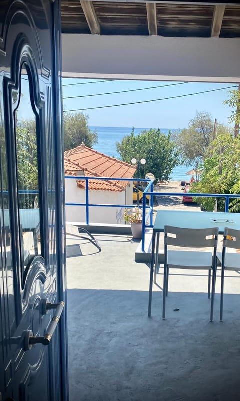 Seaside Stone house - Πέτρινο σπίτι δίπλα στη θάλασσα Apartment in Samos, Greece