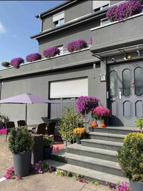 1 grosse elegante Zimmerwohnung 5 Minuten zu Fuss in die Stadtmitte Apartment in Lörrach