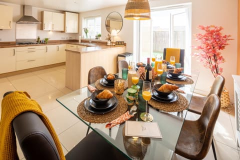 Kitchen or kitchenette, Kitchen or kitchenette, Dining area, Garden view