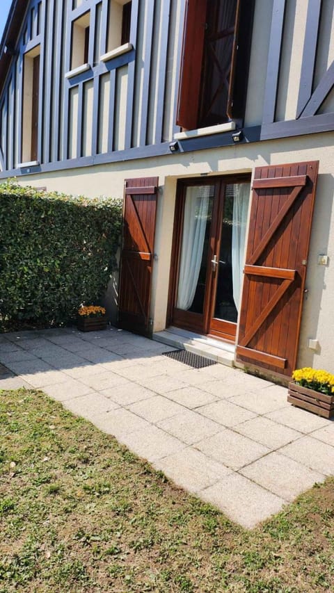 House with garden and barbecue in Cabourg House in Cabourg
