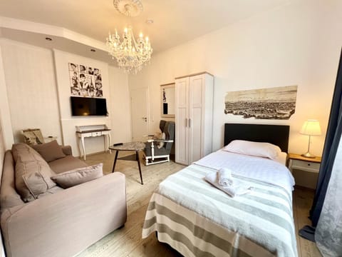 Bed, Kitchen or kitchenette, Living room, Photo of the whole room, Seating area, Bedroom, wardrobe