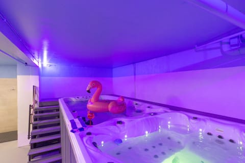 Hot Tub, Swimming pool