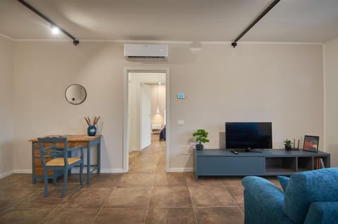 Communal lounge/ TV room, Living room, Seating area, Dining area, air conditioner