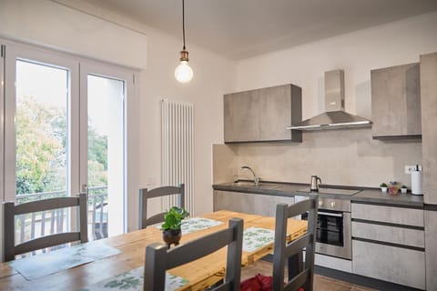 Kitchen or kitchenette, Dining area, stove