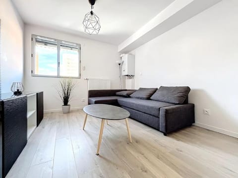 Studio paisible - métro Oullins centre Apartment in Lyon