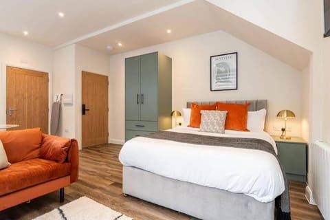 Bed, Photo of the whole room, Seating area, Bedroom