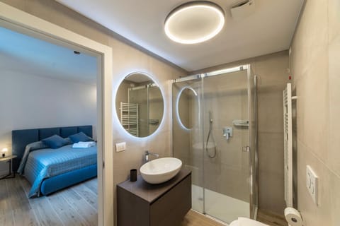 Shower, Toilet, Bathroom, towels