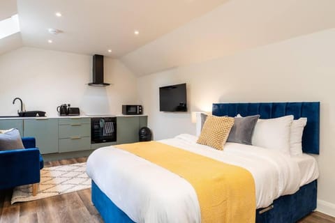 Bed, TV and multimedia, Photo of the whole room, Bedroom