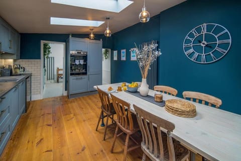 Kitchen or kitchenette, Food and drinks, Dining area, Food