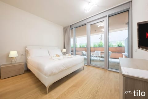 Bed, TV and multimedia, Bedroom