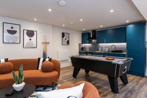 Billiard, Kitchen or kitchenette, Living room, Seating area