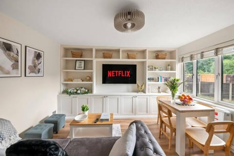 TV and multimedia, Living room, Seating area, Dining area