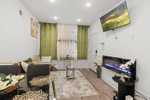 TV and multimedia, Living room, Seating area, Evening entertainment