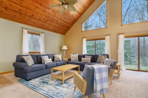 Peaceful Forested 5 Bdrm Near Lake sleeps up to 16 House in Covert