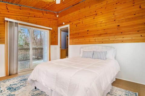 Peaceful Forested 5 Bdrm Near Lake sleeps up to 16 House in Covert