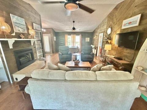 Our Anchor-Beach access, 3 BR, pet friendly House in Saint George Island