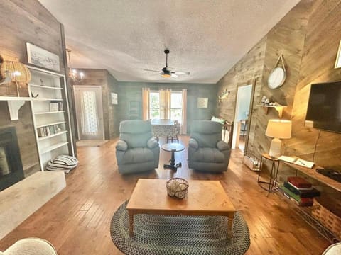 Our Anchor-Beach access, 3 BR, pet friendly House in Saint George Island