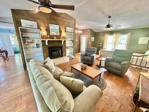 Our Anchor-Beach access, 3 BR, pet friendly House in Saint George Island