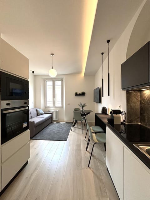 TV and multimedia, Kitchen or kitchenette, Living room, Seating area, Dining area